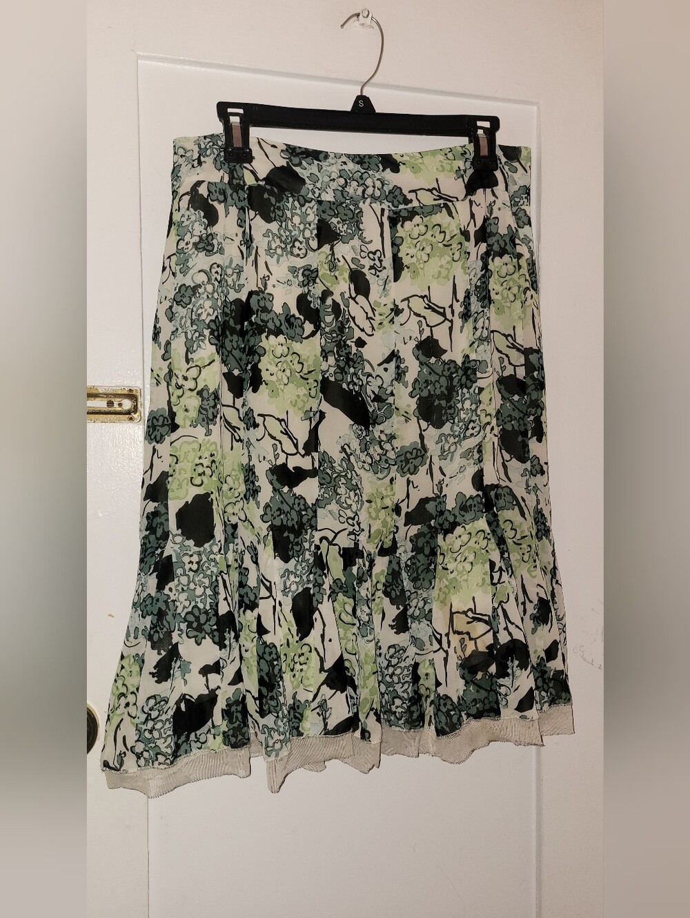 Apostrophe Floral Print Pleated Women’s Skirt in Green and Black
